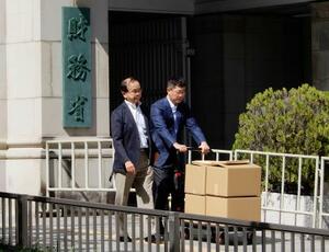 開示文書を受け取り財務省を出る赤木俊夫さんの妻雅子さんの弁護団=8日午前