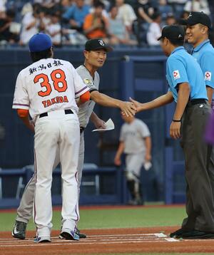 イースタン・リーグのオイシックス戦で、試合前のオーダー確認などを行う桑田真澄・巨人2軍監督(当時)=2025年8月、エコスタ