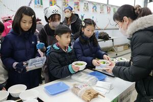児童がレシピを考えた雑煮などを販売したイベント=新発田市役所