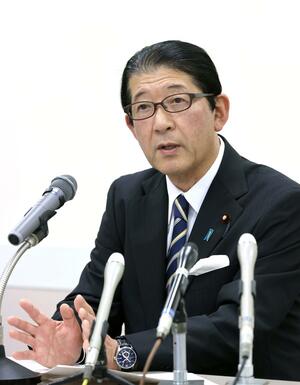 高鳥修一衆院議員(右)が自民党県連会長の辞任を表明した会見=7日、上越市