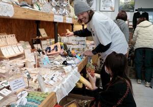 ハンドメイド雑貨や野菜などを販売する「大潟ベース」＝上越市大潟区