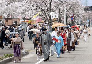 高田城址公園観桜会で5年ぶりに披露された時代行列=4月7日、上越市