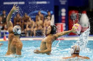 男子1次リーグ スペイン戦でプレーする稲場(中央)=シンガポール(ロイター=共同)