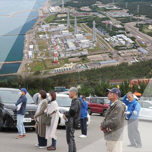 東京電力柏崎刈羽原発と、4区候補者の街頭演説を聞く有権者のコラージュ