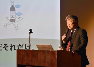 講演するサイゼリヤの前社長、堀埜一成氏=長岡市大手通1