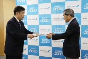 新潟商工会議所の能登谷巌常務理事（右）に要請書を手渡す新潟商業高校の小畑智嗣校長＝２０日、新潟市中央区