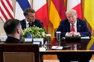 フランスのマクロン大統領(奥左)、ウクライナのゼレンスキー大統領(手前)と話すトランプ米大統領=2025年8月、米ワシントン(AP=共同)