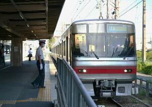 折り返し列車が到着した築港線東名古屋港=名古屋市港区