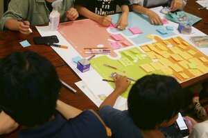 「#逃げ活」に参加して自身の気持ちやエピソードを書き出す小学生ら=7月27日、神奈川県藤沢市(いのち支える自殺対策推進センター提供)