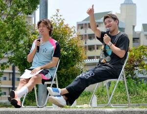 トークショーでサッカーW杯への意気込みを語る日本代表の板倉滉(左)と堂安律=22日、神戸市東灘区