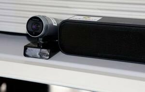 ATMの上部に設置されたAI付きの小型カメラ。利用客が携帯電話で通話しながらATMを操作すると、カメラが自動検知し警告音が鳴る=23日午前、大阪府大東市