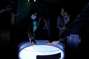 展示される南極の氷。空気が含まれていて、耳を澄ますとぱちぱちと音が聞こえる=東京・お台場の日本科学未来館
