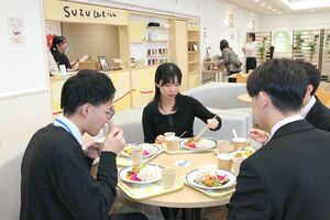 県産食材を使ったランチが味わえる「スズウェル」＝２３日、県庁