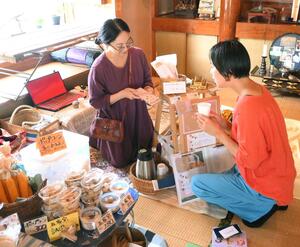 本明院で初開催された「古民家まるしぇ」。家族連れらでにぎわった=6月9日、湯沢町土樽