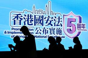 　香港の博物館のモニターに表示された香港国家安全維持法施行５年の宣伝＝６月（共同）