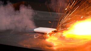 リチウムイオン電池を使ったモバイルバッテリーの発火実験（ＮＩＴＥ提供）