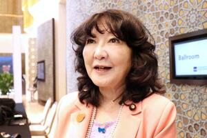 記者団の取材に応じる片山財務相=4日、ウズベキスタン・サマルカンド(共同)