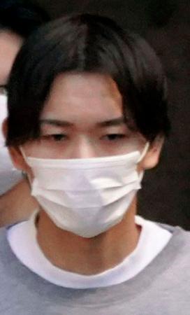 送検のため警視庁牛込署を出る山谷健太郎容疑者=19日午前7時26分