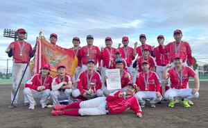第72回全国青年大会の軟式野球で初優勝した三井企画野球倶楽部=東京都