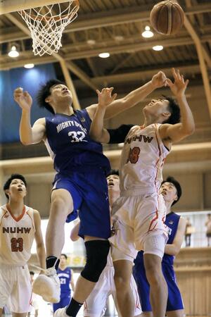 激しく競り合う新潟医療福祉大の川村愛斗(右)=新潟市