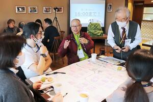 村の活性化に向けてアイデアを出し合う参加者＝刈羽村刈羽