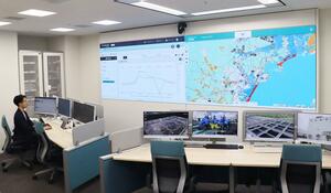 みずむすびマネジメントみやぎのオフィス。大型モニターを使って施設の管理などを行っている＝仙台市