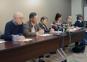 花角英世知事や県議会に対する申し入れを行った市民団体のメンバーら=28日 県庁