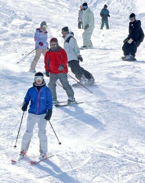 今季の営業を開始した舞子スノーリゾートで楽しむ来場客＝２７日、南魚沼市舞子