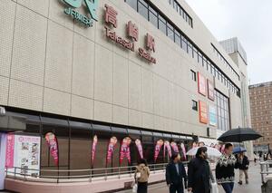 群馬銀行の地元JR高崎駅前。第四北越FGと群馬銀の経営統合最終合意に市民から期待と不安の声が聞かれた=26日、群馬県高崎市