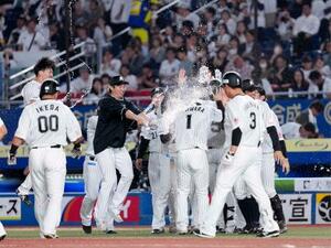 9回、ヤクルト・大西の暴投で三走藤原(1)がサヨナラの生還を果たし、手荒い祝福をするロッテナイン=ZOZOマリン