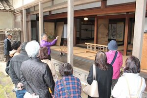 国登録有形文化財「中原邸」で、ガイドの説明を受ける来場者ら=13日、新潟市西区赤塚