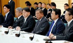 米国の関税措置に関する総合対策本部の会議で、あいさつする石破首相(右から3人目)=9日午前、首相官邸