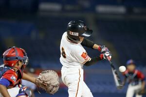 真昼の時間帯を避け、ナイターを戦う軟式少年野球の選手たち=2022年8月(全日本軟式野球連盟提供)