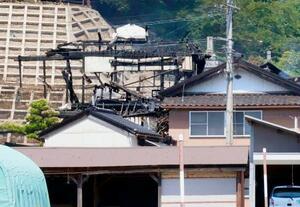 住宅が全焼した火災現場(上)=22日午前10時42分、富山県氷見市