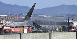 12月29日、旅客機事故が起きた韓国の務安国際空港で、救助に当たる消防隊員ら(AP=共同)