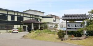 加茂湖畔にたたずむホテル志い屋。長期休業をして建て替える=佐渡市加茂歌代