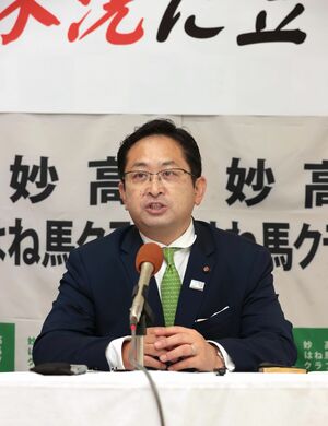 報道陣に向けて妙高市長選への立候補について話す宮澤一照氏=妙高市