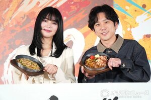 『丸亀うどんメシ』新商品発表会に登壇した（左から）池田エライザ、二宮和也 （C）ORICON NewS inc.