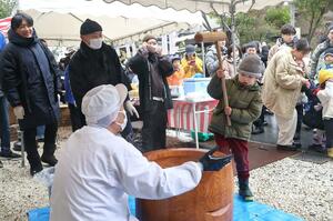餅つきを楽しむ子どもら＝１２日、新潟市中央区古町通１