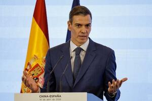 　記者会見するスペインのサンチェス首相＝１４日、中国・北京（ロイター＝共同）