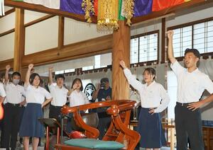 「えいえいおー」と力強く声を上げる中学生=長岡市谷内2