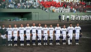 高校野球秋季九州大会準々決勝で神村学園に敗れ、スタンドにあいさつする沖縄尚学ナイン=SOKKENスタジアム