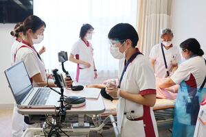 オンラインで治療方針の助言を受ける国立病院機構新潟病院のスタッフ=柏崎市赤坂町
