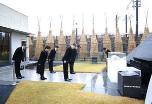 ＪＲ羽越線脱線事故から２０年となり、現場近くの慰霊碑に向かい黙とうするＪＲ東日本関係者ら＝２５日午前、山形県庄内町