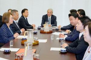 国会で開かれた衆院憲法審査会の幹事懇談会。左手前から3人目は新藤義孝与党筆頭幹事=2日午前