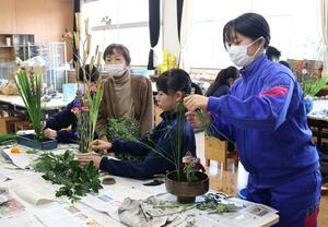 地域の「達人」から生け花を学ぶ東頸中の生徒=上越市浦川原区