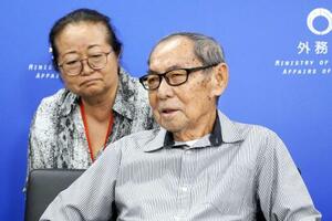 国籍回復に向けて来日し、外務省で記者会見する竹井ホセさん(手前)=8月
