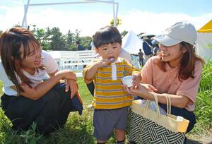 来場者が多彩なアイスの食べ比べを楽しんだ「にいがた氷菓の陣」=14日、新潟市中央区西船見町