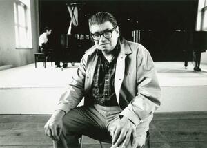 　モートン・フェルドマン。後ろでピアノに向かっているのは高橋アキ（（Ｃ）Ｗｉｍ　Ｒｉｅｍｅｎｓ）