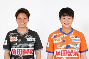（左から）ＧＫ高橋智子、ＤＦナム・ウンスンⒸ新潟Ｌ
